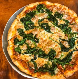 Pizza salsiccia e spinaci L