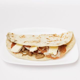 Piadina con coppa, funghi e brie