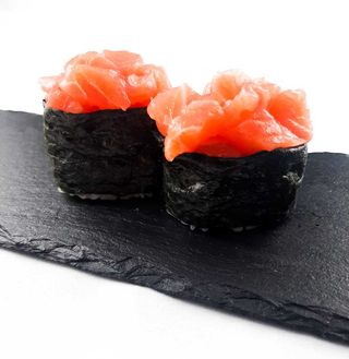 4.Gunkan z łososiem 2szt.