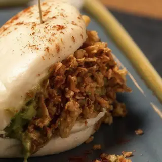 bao de guacamole y cebolla crujiente (vegano)