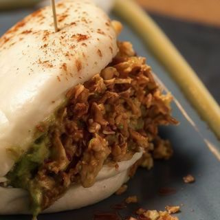 bao de guacamole y cebolla crujiente (vegano)