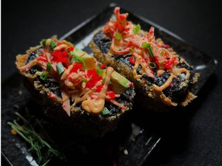 1. black sushi-burger з сніжним крабом