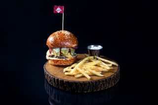 Клаб бургер з котлетою з гарніром