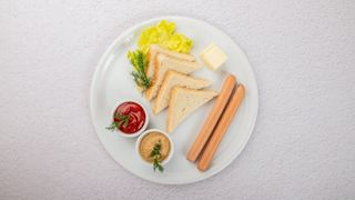 Parówki z wody (2 szt.) + musztarda, ketchup, pieczywo i masło