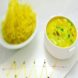 Tallarines crujientes en sopa con tres delicias