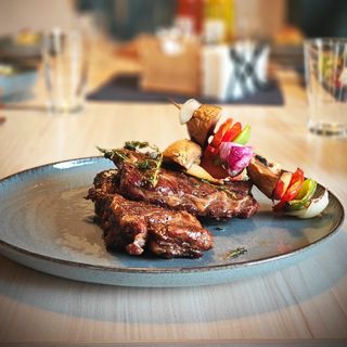 Опушени свински ребра с печени зеленчуци  420г