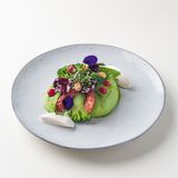 Salata cu avocado, quinoa, brocoli, grapefruit