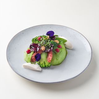 Salata cu avocado, quinoa, brocoli, grapefruit