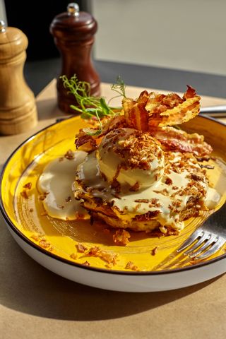 Деруни з беконом та сирним соусом (300 гр)