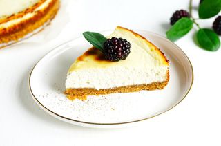 чизкейк с ягодным соусом (150 гр.)