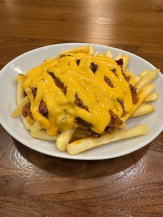 Patatine con cheddar e chili