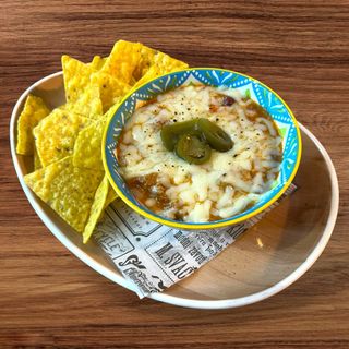 DIPS DE CHILE CASERO, JALAPEÑOS Y QUESO FUNDIDO.
