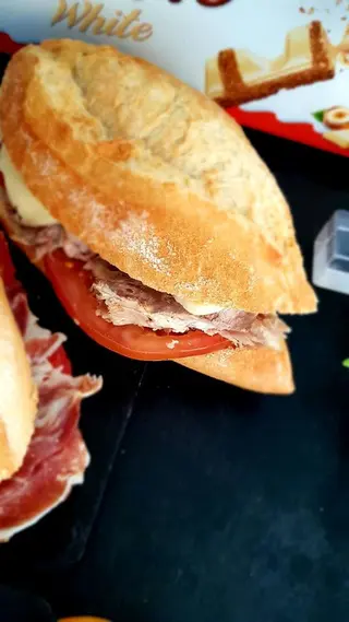 Bocadillo De Pata Asada