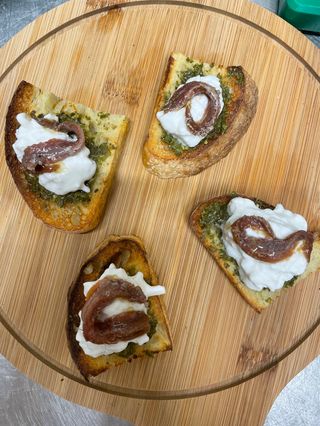 Pane di semola LM tostato con pesto di basilico, stracciatella, alici
