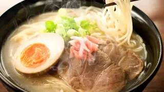 Ramen in grano in brodo con manzo, brasato e verdure