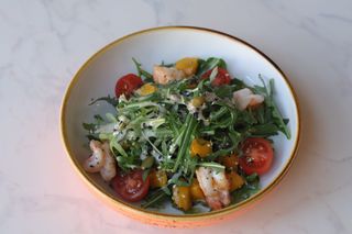 Салат с креветками и манго