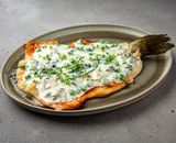 Păstrăv copt sub sos cremos cu mazăre verde și spanac