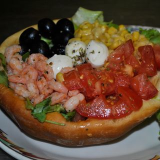 Insalata, tonno, gamberetti, olive nere, mais e pomodorino pachino