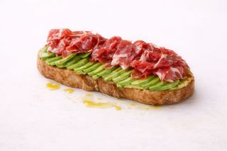 Tostada de pan masa madre, jamón serrano, aguacate y AOVE