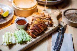 Pato asado crujiente estilo Pekín