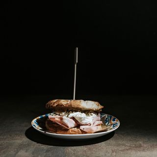 Puccia con mortadella, granella di pistacchio, stracciata.