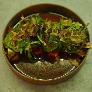 Салат з курячою печінкою, авокадо та руколою