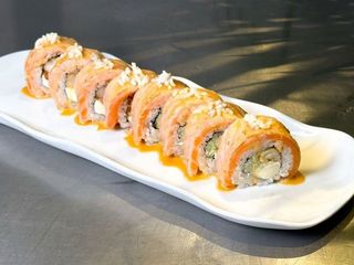 Рол з лососем татакі та креветкою (490g)