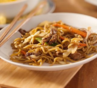 Spaghetti di riso saltati con manzo