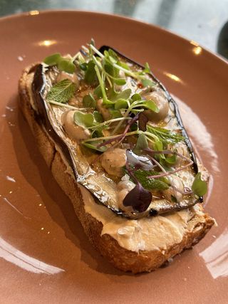 Tostada De Berenjena Y Hummus