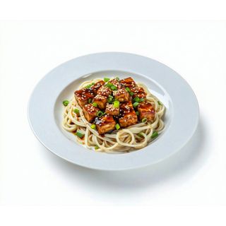 Yakiudon de teriyaki vegano con tofu.