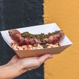 Barqueta de Chorizo Criollo a la brasa, fritas y ensalada