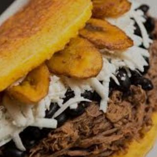 Cachapa la Criolla ( pabellón Venezolano sin arroz).