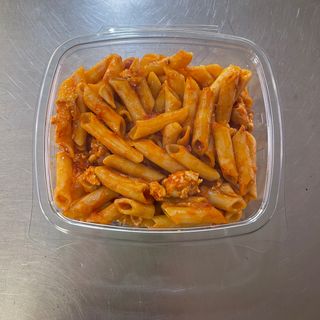 Macarrones con pollo y tomate (Ración)