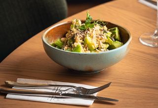 Салата с краставица и авокадо