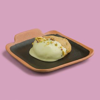 Biskvit bela čokolada / pistać