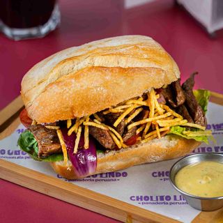 PAN CON LOMO SALTADO