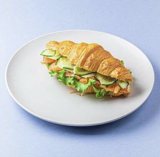 Круассан с лососем и творожным сыром