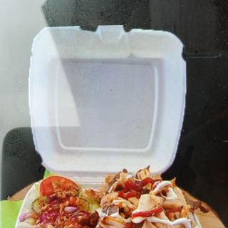 Danie duże na talerzu mięso mieszane.