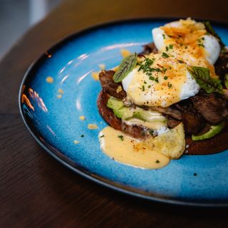 Oua Benedict cu vita la cuptor