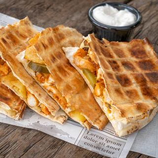 Марина с пилешка шаварма и кашкавал