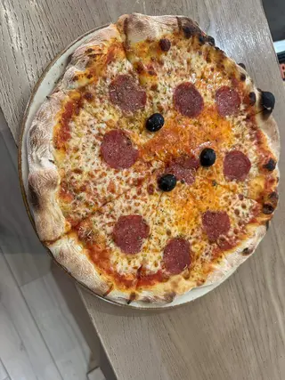 Pizza Salami + gratis piće