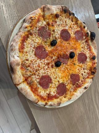 Pizza Salami + gratis piće