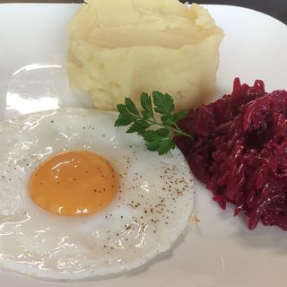 Jajko sadzone z puree i buraczkami