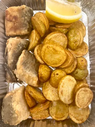 Пържена мерлуза с пържени картофи