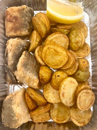 Пържена мерлуза с пържени картофи