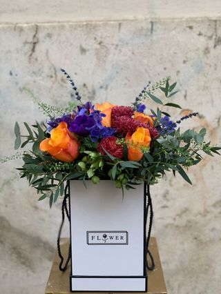 Cappelliera quadrata bianca con fiori colorati h 30 cm lato 14cm