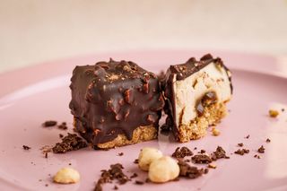 Cub cu alune de pădure și caramel