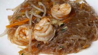 132. Spaghetti di soia con gamberi e verdure