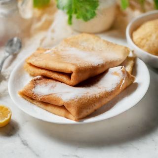 Clatite cu branza de vaci si dulceata de coacaze