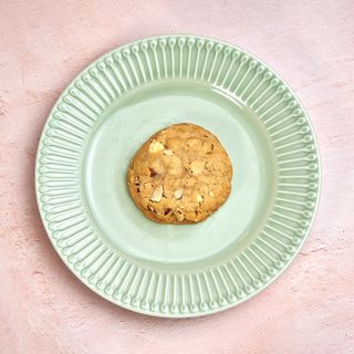 Cookie sa braon puterom, badem i belom čokoladom